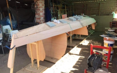 David Barreiro construint la seva embarcació | Cedida